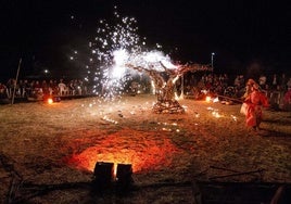 Una de las actuaciones de Visitants en Urones de Castroponce, durante el Festival de Teatro Alternativo.