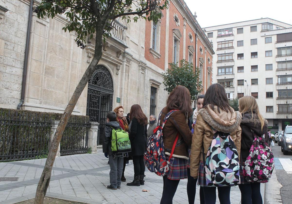 Alumnos en la entrada del Colegio San José.