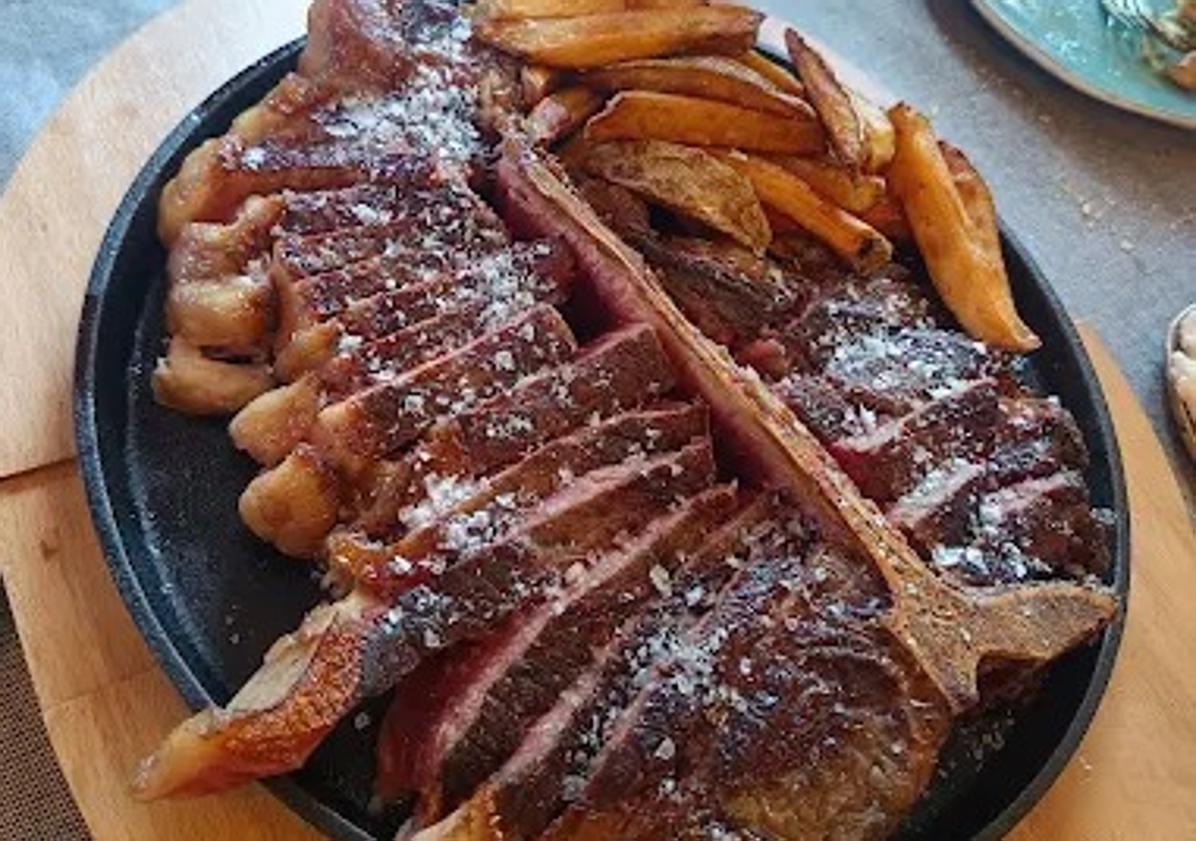 Imagen principal - Chuletón, patatas brava sy croquetas de jamón de El Lagar.