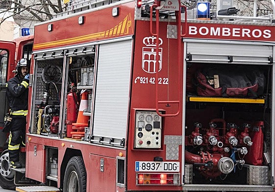 Un camión de bomberos de Segovia, durante una intervención.