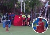 Bomberos y Policía Local conversan con la niña, protegida por una lona roja. En pequeño, el agujero en el que quedó atrapado el dedo de la niña y trozo de la estructura cortado para liberarla.