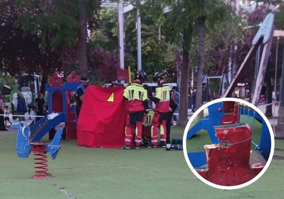 Bomberos y Policía Local conversan con la niña, protegida por una lona roja. En pequeño, el agujero en el que quedó atrapado el dedo de la niña y trozo de la estructura cortado para liberarla.