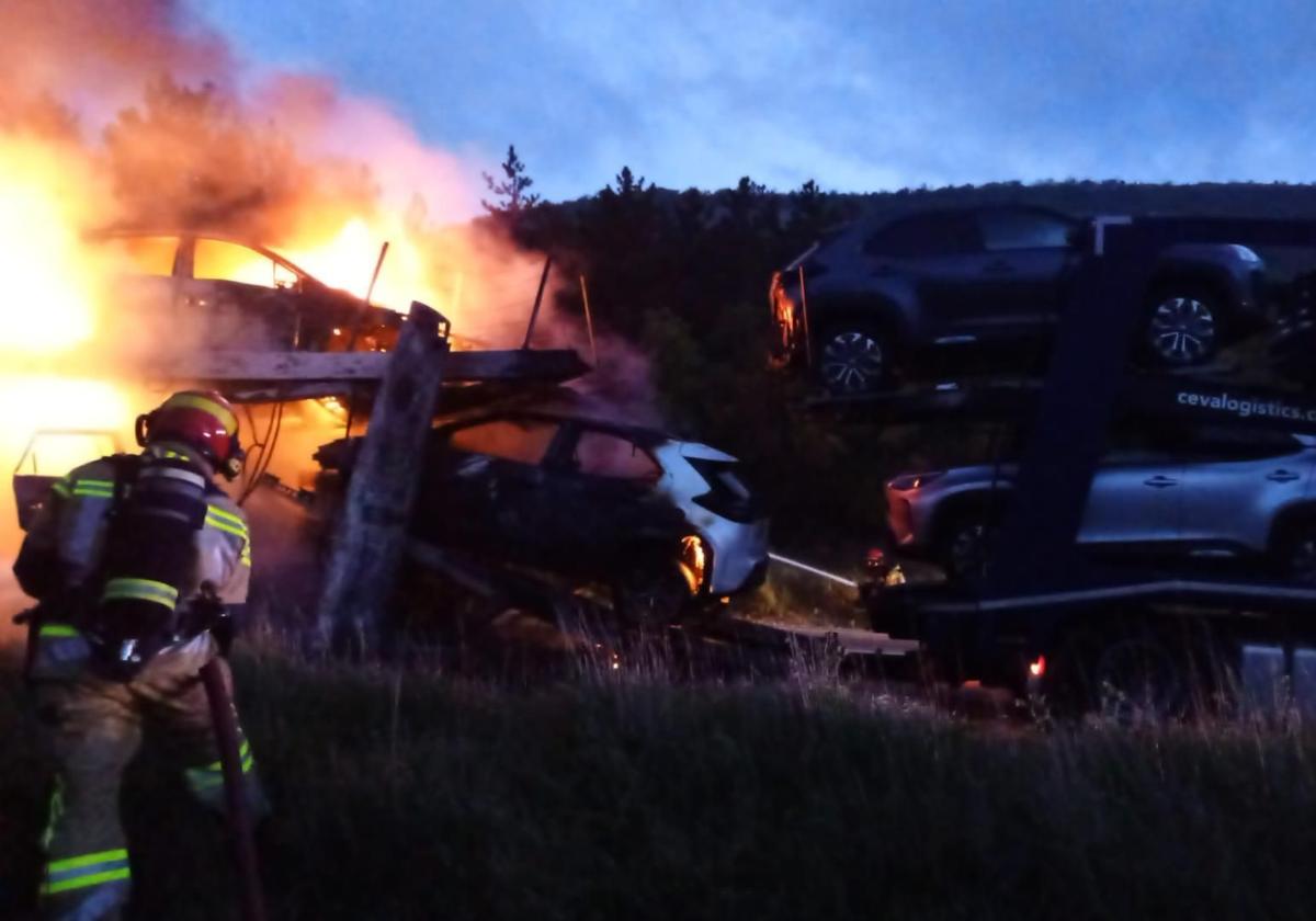 Arde un camión cargado de vehículos eléctricos en Soria