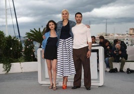 Julia Ducournau, directora de 'Alpha', en el centro, con los dos protagonistas.