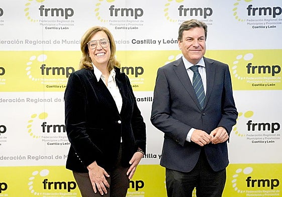 El consejero de Economía y Hacienda y portavoz de la Junta, Carlos Fernández Carriedo, este martes junto a la presidenta de la Diputación de Palencia, Ángeles Armisén.