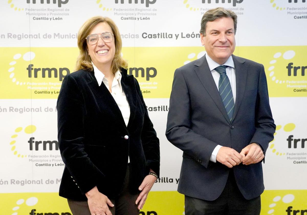 El consejero de Economía y Hacienda y portavoz de la Junta, Carlos Fernández Carriedo, este martes junto a la presidenta de la Diputación de Palencia, Ángeles Armisén.