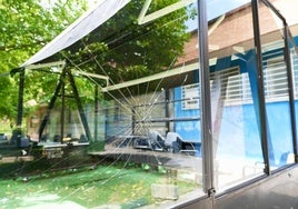 Cristalera rota en un bar de la calle Barbecho tras los incidentes.