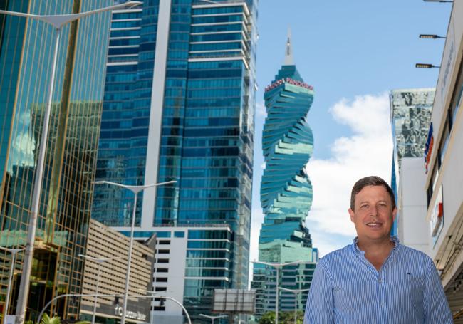 Daniel Hernández y al fondo el famoso edificio Tornillo en el que trabaja. Está ubicado en el sector financiero de Ciudad de Panamá