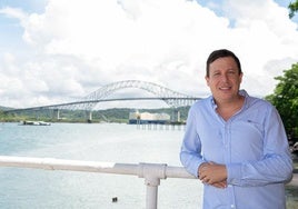 Daniel Hernández y al fondo el Puente de las Américas, que cruza el Canal de Panamá