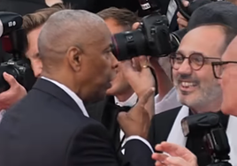 Momento en el que Denzel Washington se encara con un fotógrado en Cannes.