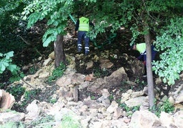 Los técncios trabajan este martes en inspeccionar las rocas y el terreno donde se produjo el desprendimiento.