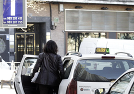 Una mujer monta en un taxi en Valladolid.