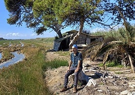 Gabi Martínez en la isla de Buda, en la desembocadura del Ebro, junto a la casa en la que escribió su obra 'Delta'.
