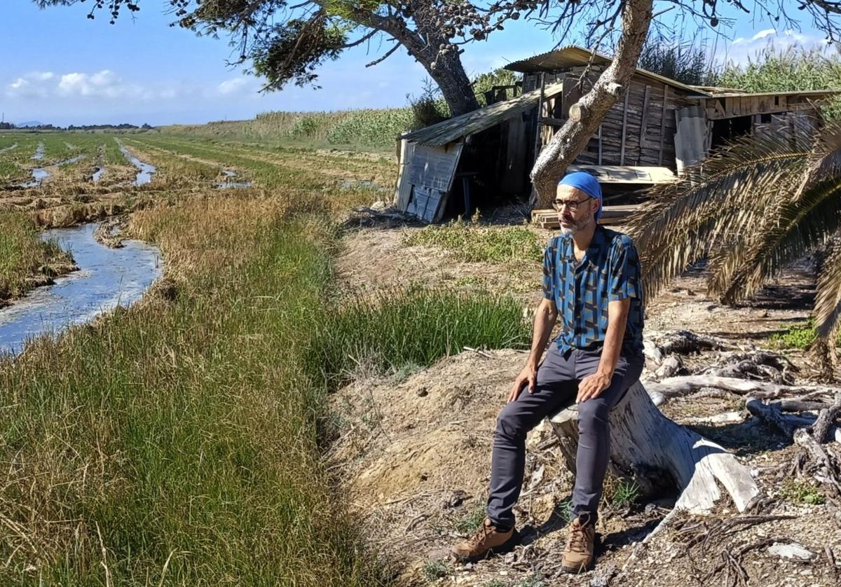 Gabi Martínez en la isla de Buda, en la desembocadura del Ebro, junto a la casa en la que escribió su obra 'Delta'.