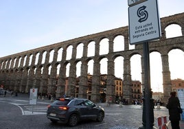 Panel de señalización de la Zona de Bajas Emisiones en Segovia junto al Acueducto.