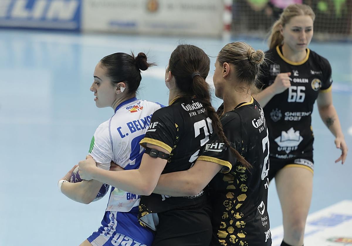 Claudia Moreno, retenida en un partido de esta temporada en Huerta del Rey.