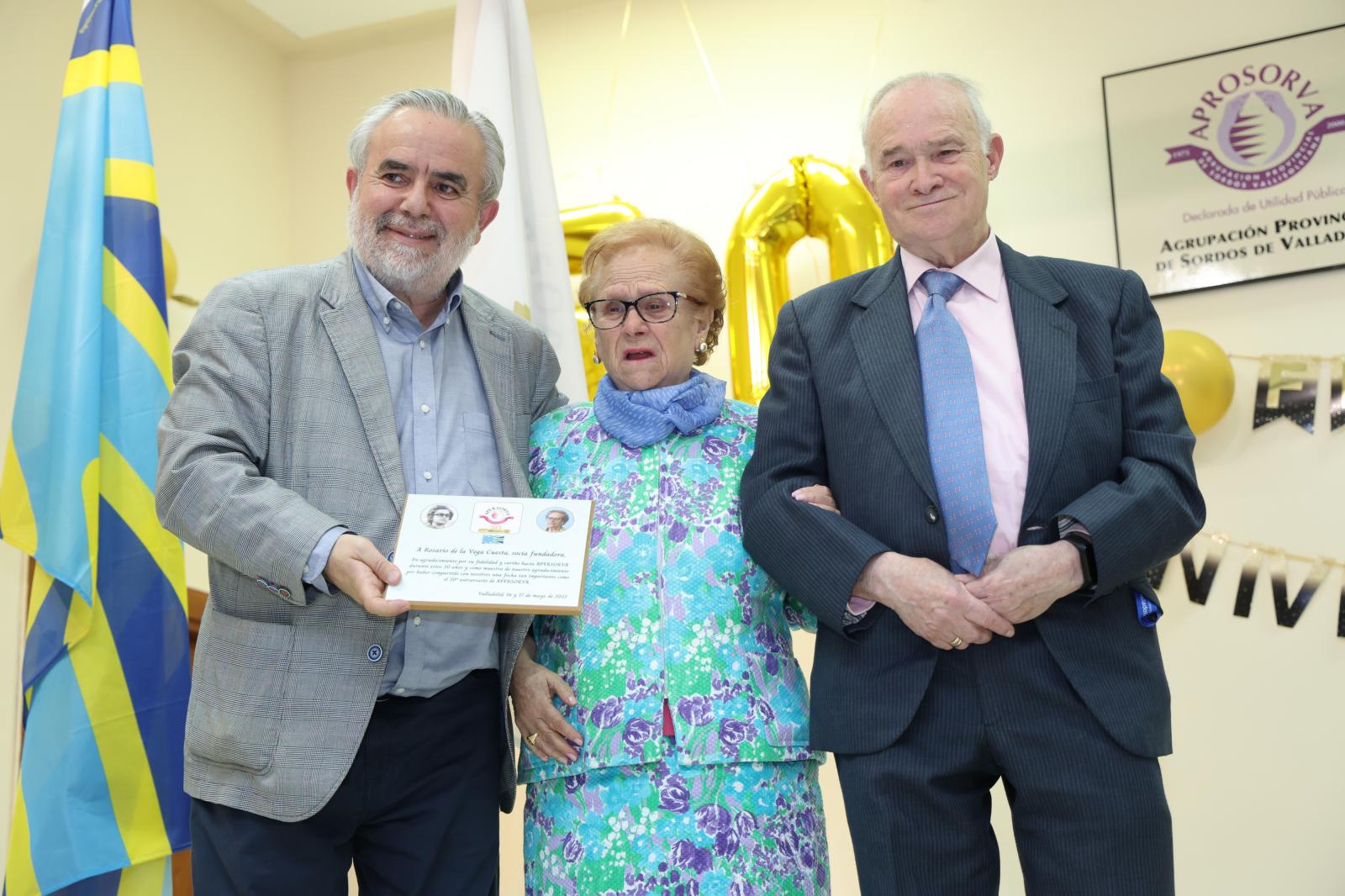 Luis Alberto Gutiérrez, presidente de APERSORVA, posa junto a Antonio y Rosario, a los que entrega la placa homenaje como socios fundadores.
