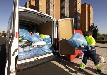 Valladolid recoge en un año medio millón de kilos de ropa usada: ¿dónde va y qué se hace con ella?
