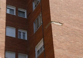 Grieta en el edificio por la caída de parte de la fachada.