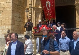 Los pasos de San Mancio y el arca con las reliquias del santo en el final de la procesión