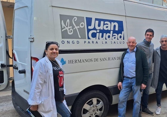 Voluntarios de la ONG posan junto a la furgoneta, cargada con los alimentos recogidos.