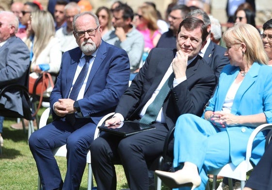 José Manuel Pilo, alcalde de Fermoselle; Alfonso Fernández Mañueco, presidente de la Junta, y Leticia García, consejera de Industria