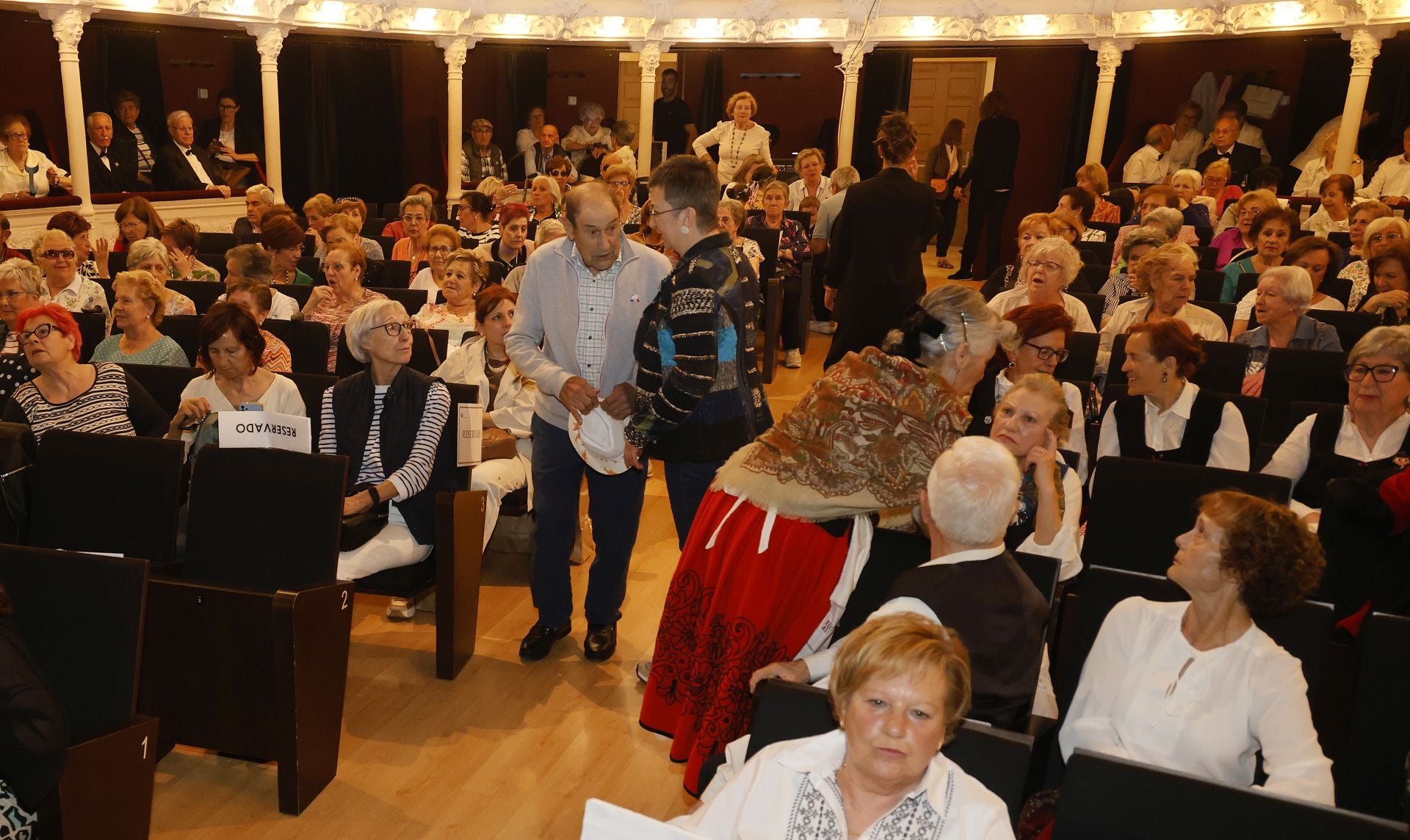 Un teatro abarrotado para despedir el curso de los mayores