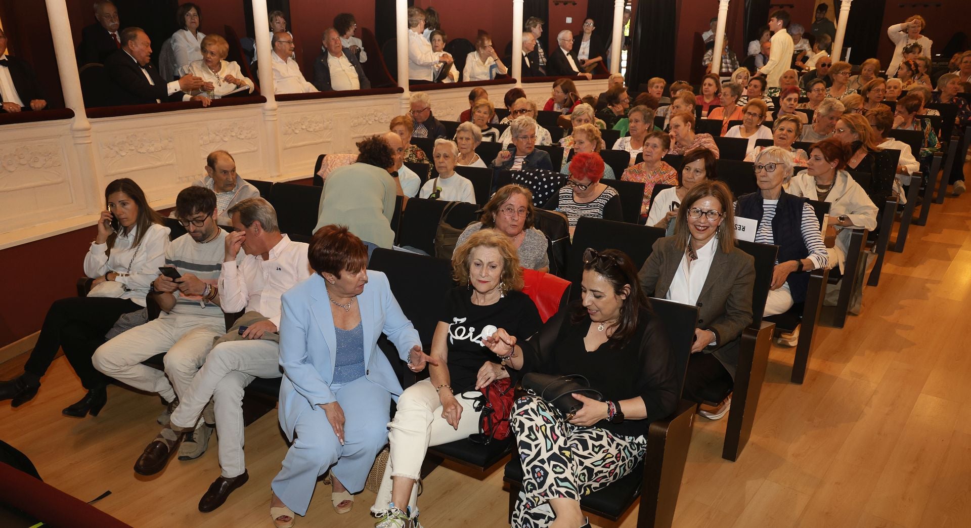 Un teatro abarrotado para despedir el curso de los mayores