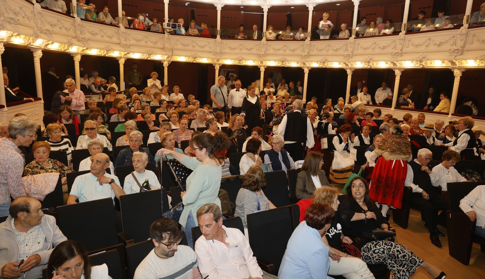 Un teatro abarrotado para despedir el curso de los mayores