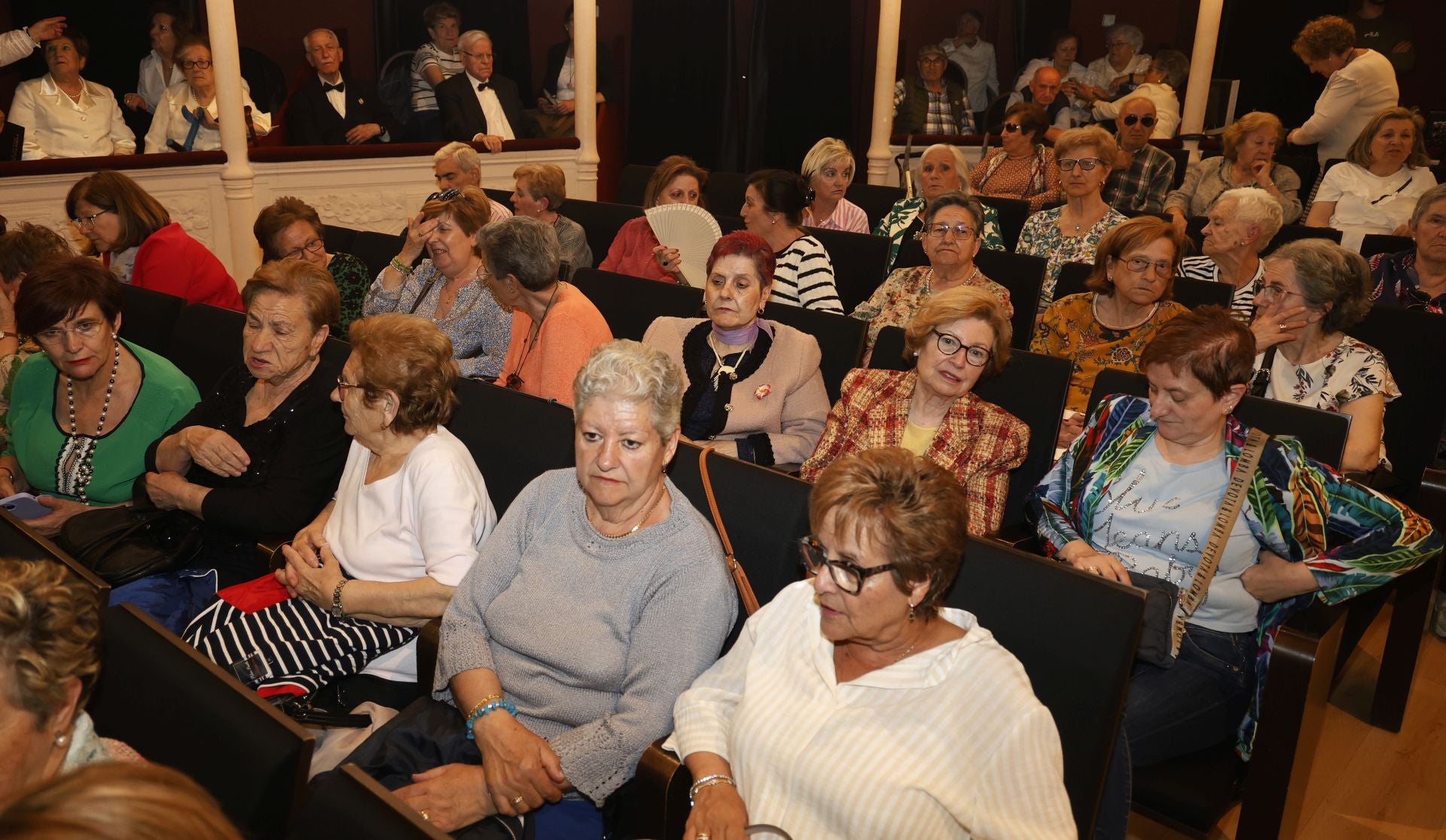 Un teatro abarrotado para despedir el curso de los mayores