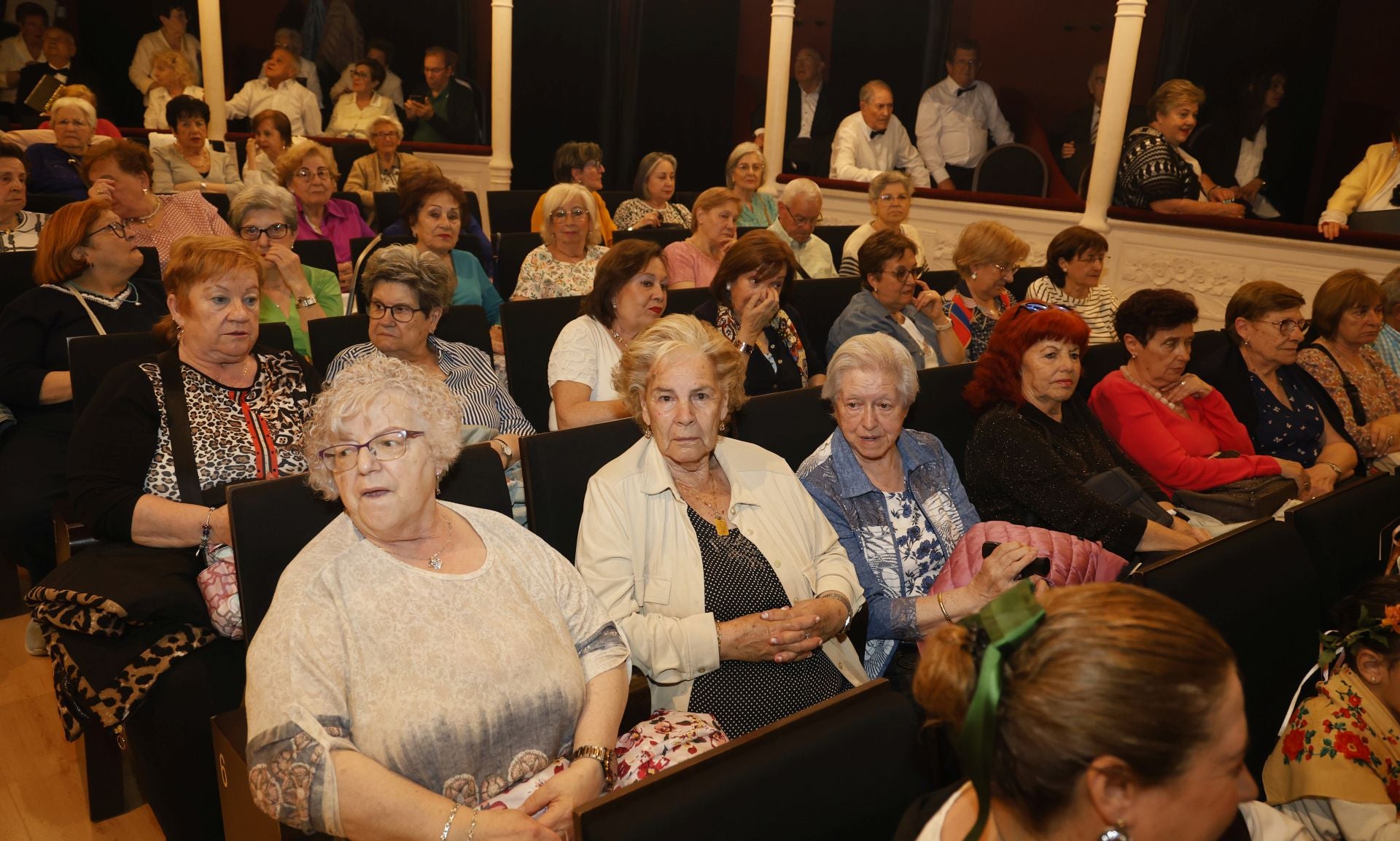 Un teatro abarrotado para despedir el curso de los mayores