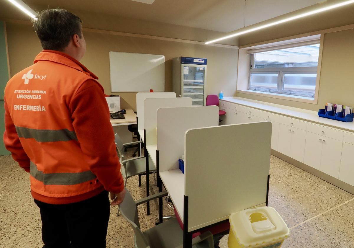 Un enfermero de Urgencias en una sala del nuevo centro de salud La Magdalena de Valladolid, inaugurado el pasado marzo.