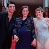 Carla Simón, entre la pareja protagonista de 'Romería'.