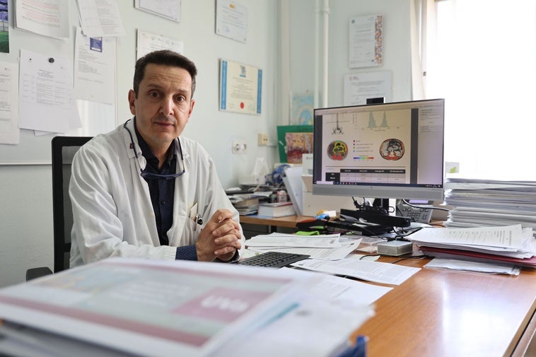 Daniel de Luis Román, en su despacho del Hospital Clínico Universitario de Valladolid.