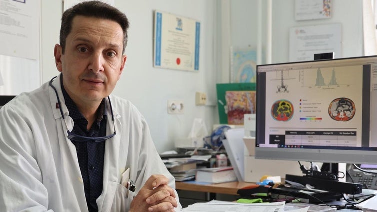 Daniel de Luis Román, en su despacho del Hospital Clínico Universitario de Valladolid.