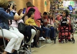 Presentación del funcionamiento de un exoesqueleto infantil en Salamanca.
