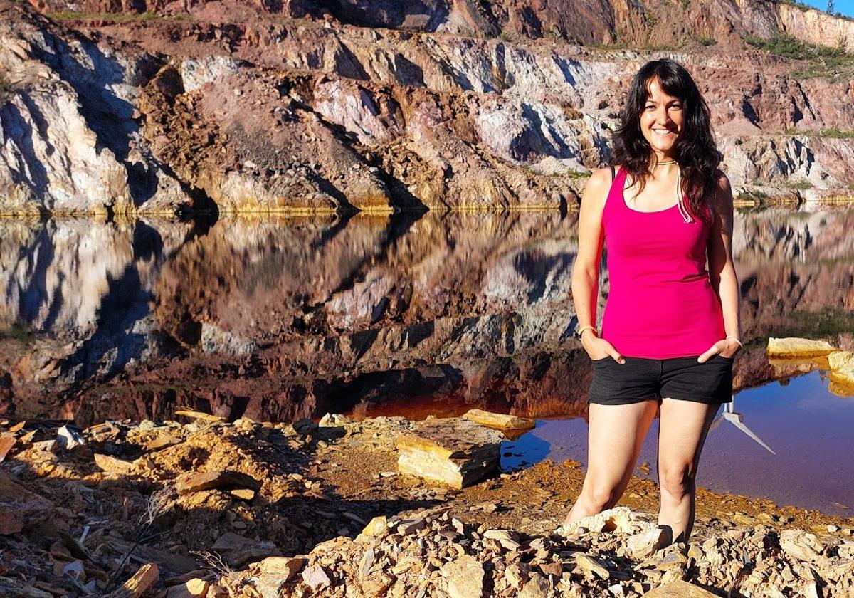 Irene Sánchez, junto a las aguas de Río Tinto.