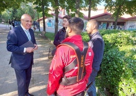 El subdelegado del Gobierno, Jacinto Canales, ha visitado este miércoles el Parque Ribera de Castilla para conocer cómo trabajan en el mantenimiento y ajardinamiento de zonas verdes.
