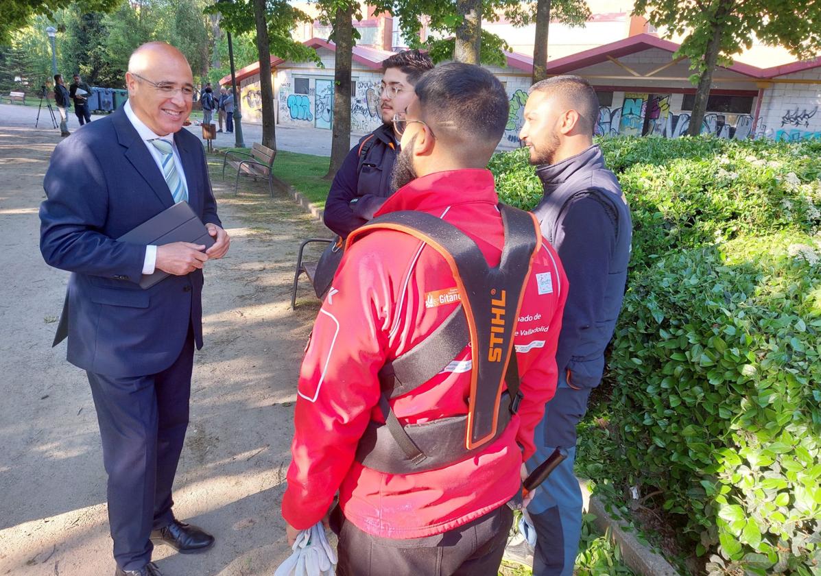 El subdelegado del Gobierno, Jacinto Canales, ha visitado este miércoles el Parque Ribera de Castilla para conocer cómo trabajan en el mantenimiento y ajardinamiento de zonas verdes.
