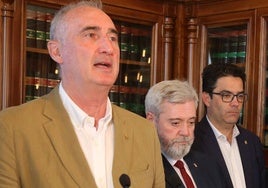 El alcalde José Mazarías, acompañado de los concejales Alejandro González-Salamanca y José Luis Horcajo, reacciona a la sentencia del TSJ.