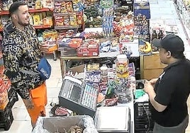 Imágenes captadas por las cámaras de seguridad del comercio en el momento en el que el ladrón (al fondo, tras el escaparate) se lleva el patinete (en detalle) de Jesús Ángel (en primer término a la izquierda mientras realizaba sus compras).