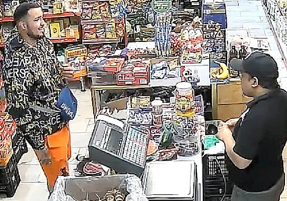 Imágenes captadas por las cámaras de seguridad del comercio en el momento en el que el ladrón (al fondo, tras el escaparate) se lleva el patinete (en detalle) de Jesús Ángel (en primer término a la izquierda mientras realizaba sus compras).