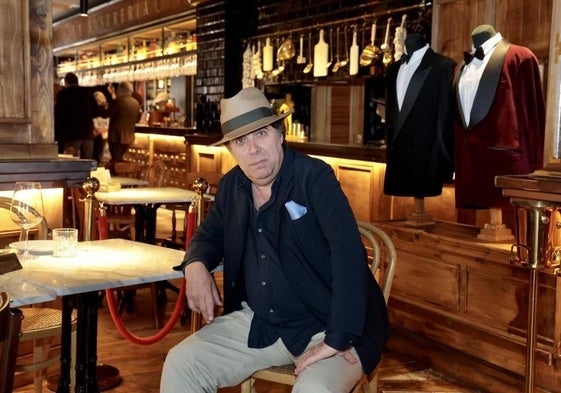 Andrés Sánchez Magro, autor del libro 'Bares de España', posa en La Sastrería de Valladolid, uno de los lugares reseñados en el libro, minutos antes de la firma de su obra.