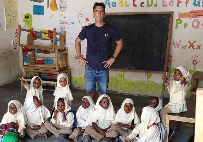Sergio García Castellano, vallisoletano y aparejador de hoteles por todo el mundo, en una escuela de niños en Zanzibar.
