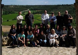 Grupo de profesores del seminario con el paisaje de la ermita de la Anunciada de Urueña de fondo
