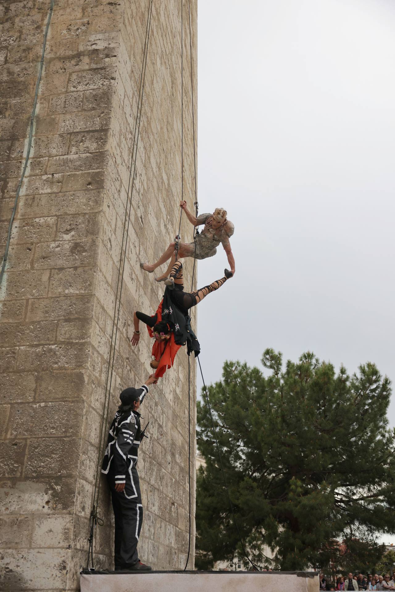 La mascletá poética y el espectáculo de Quasimodo y Esmeralda en Valladolid, en imágenes