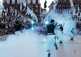 Imágenes de la mascletá poética y el espectáculo de Quasimodo y Esmeralda celebrado este miércoles en Valladolid
