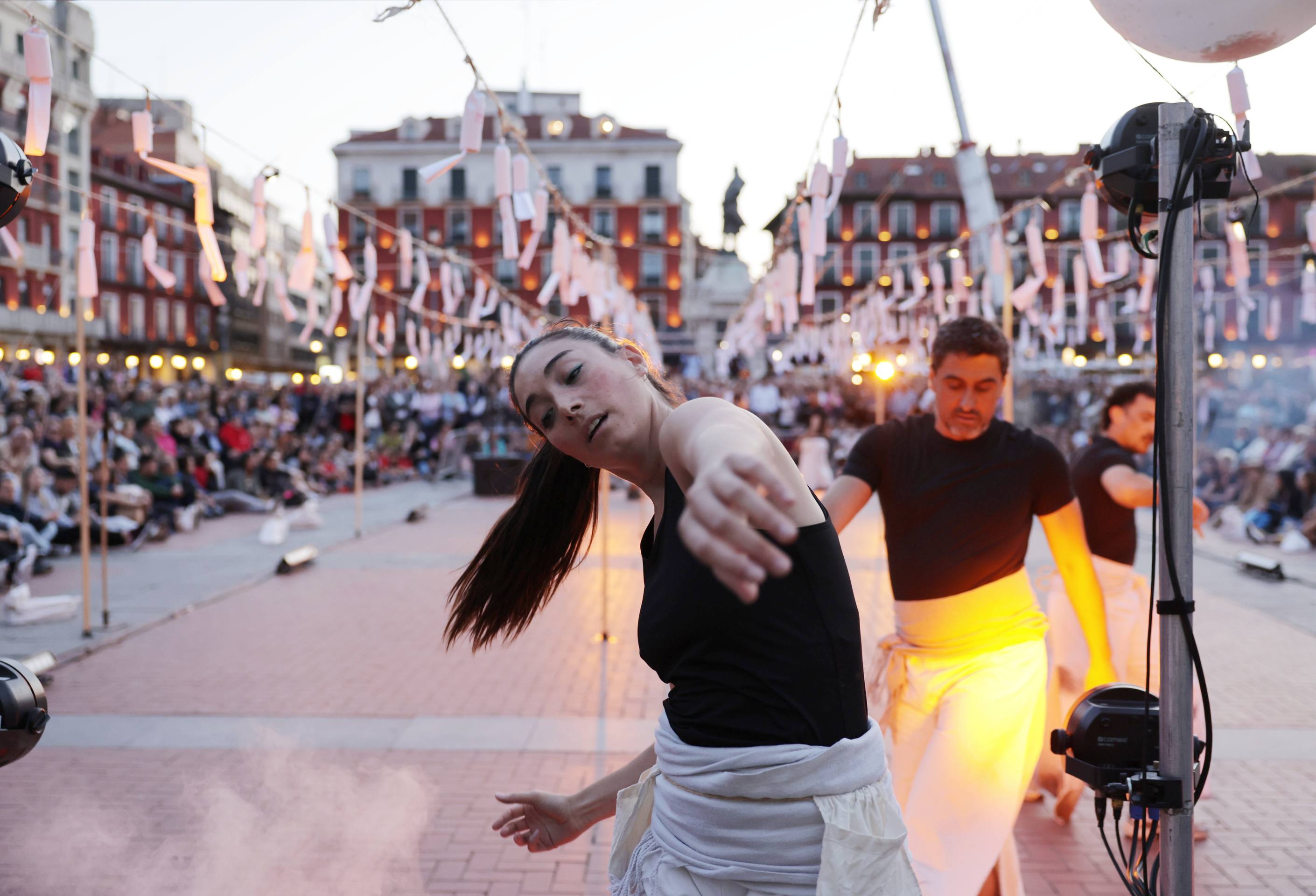 La mascletá poética y el espectáculo de Quasimodo y Esmeralda en Valladolid, en imágenes