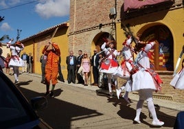 Danza de palos, una tradición viva que se remonta al siglo XVI.