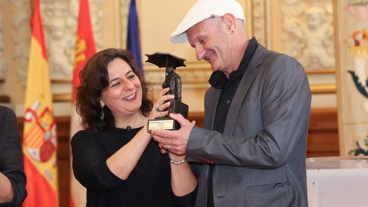 Tomás Ibáñez y Sonia Alejo reciben la estatuilla de El Comediante.